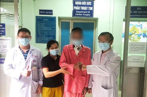 Thay động mạch chủ cho bệnh nhân bằng màng ngoài tim bò