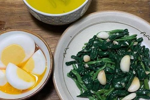 Sửng sốt mâm cơm mùa hè làm từ nguyên liệu khó ngờ, ngắm thì đã mắt nhưng khi biết bị lừa lại không thể giận