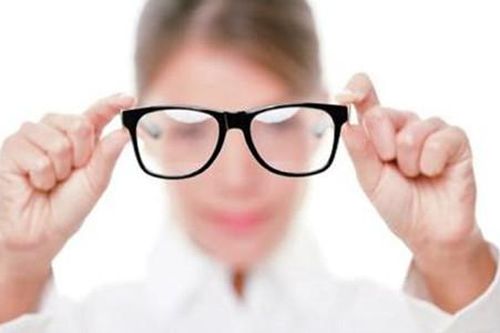 Giảm thị lực do dùng thuốc nhỏ mắt tùy tiện