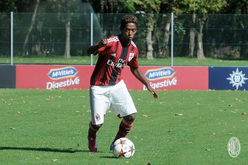Tài năng trẻ lò AC Milan tự sát vì bị phân biệt chủng tộc
