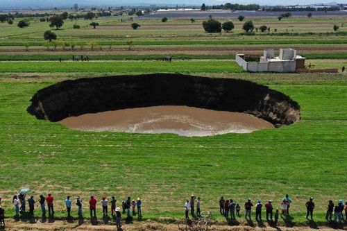 Hố sụt khổng lồ đe dọa 'nuốt chửng' nhiều ngôi nhà ở Mexico