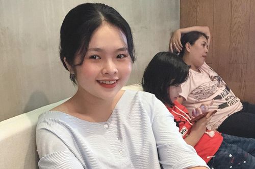 Người TP.HCM tiếp sức tình nguyện viên bằng chai nước, hộp cơm