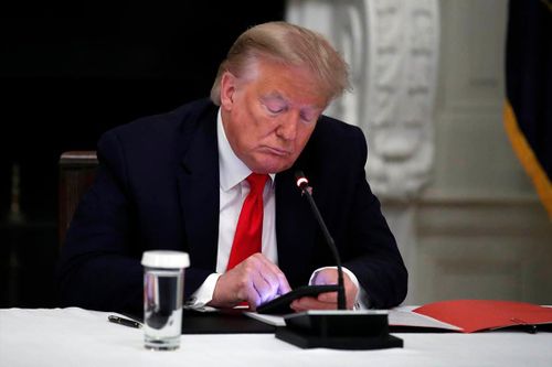 Facebook bị chỉ trích dù tiếp tục cấm ông Trump