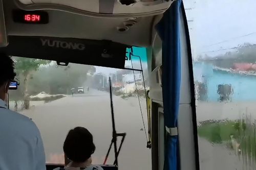 Xe buýt băng qua lũ sâu giữa cơn bão nhiệt đới ở Philippines