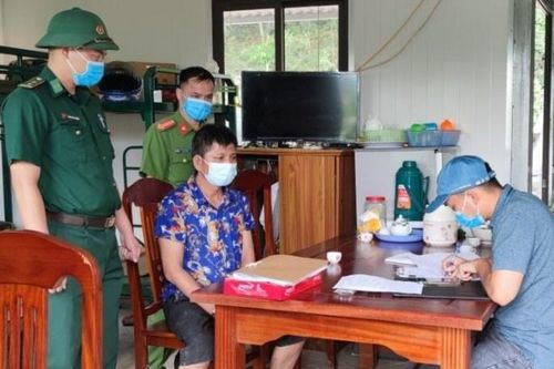 Nghi phạm tội dâm ô bị bắt khi nhập cảnh trái phép về nước