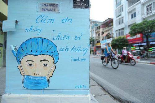 Hà Nội: Bốt điện 'thay áo mới' bằng hình ảnh tuyên truyền phòng chống dịch Covid-19