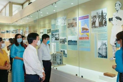 Khai mạc trưng bày chuyên đề 'Người đi tìm hình của nước'