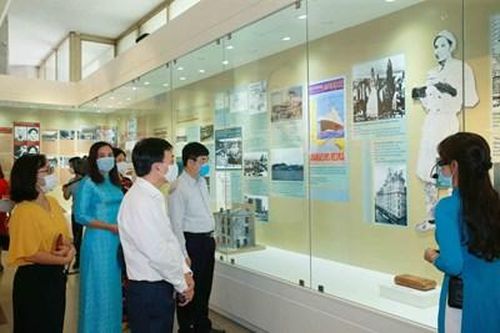 Khai mạc trưng bày chuyên đề 'Người đi tìm hình của Nước'
