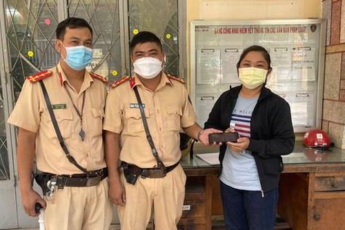 CSGT TPHCM tuần tra nhặt được điện thoại trả lại cho người đánh rơi
