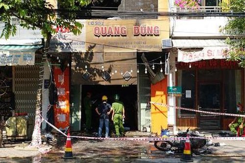 Hàng xóm rơi nước mắt khi bất lực chứng kiến đám cháy 'cướp mạng' gia đình trẻ