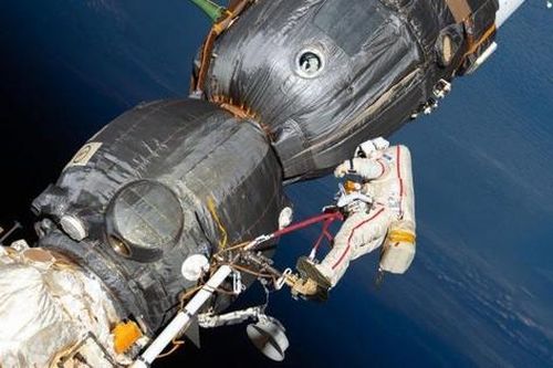 Các nhà du hành vũ trụ Nga đi bộ ngoài không gian hơn 7 giờ