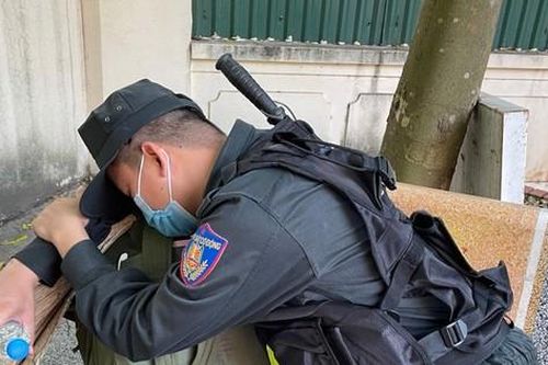 Cảnh sát cơ động và những đêm trắng tại tâm dịch Bắc Giang
