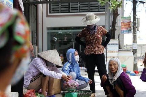 Giáo viên thất nghiệp đi bán hàng rong mưu sinh