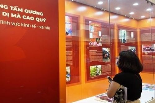 Triển lãm hơn 200 tài liệu, bài viết và hiện vật về 'Những tấm gương bình dị mà cao quý'