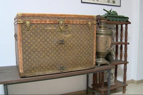 Nông dân Ukraine dùng rương Louis Vuitton 130 năm tuổi để đựng... ngô cho gà