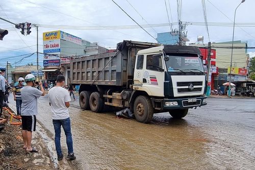 Va chạm với xe tải, nữ sinh bị cuốn vào gầm tử vong