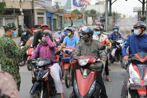 Người dân đi từ TP.HCM bối rối khi qua chốt kiểm dịch Đồng Nai