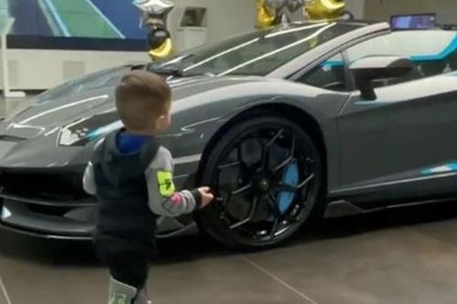 Nam rapper tặng Lamborghini cho con trai 2 tuổi gây xôn xao
