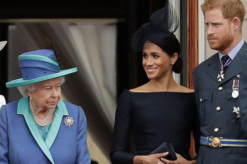 Người của Hoàng gia Anh lần đầu nói về những 'tấn công' của Harry và Meghan
