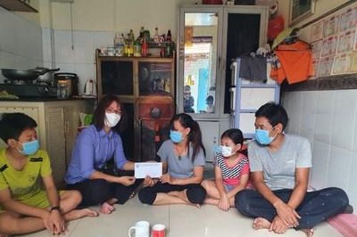 VKSND TP Dĩ An trao tiền ủng hộ một bệnh nhân mắc trọng bệnh