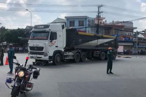 Xe ben cán xe máy giữa ngã tư, 2 người thương vong