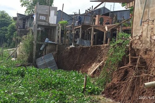 Sạt lở nghiêm trọng ở thị trấn An Phú, bếp 2 căn nhà dân bị sụp xuống sông