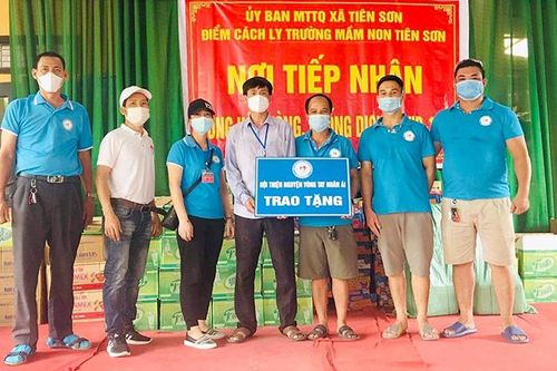 Tặng trên 70 triệu đồng ủng hộ các chốt cách ly y tế xã Tiên Sơn (Bắc Giang)
