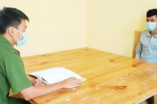 Sốc: Bóp cổ, cướp tài sản người đến vận động khai báo y tế