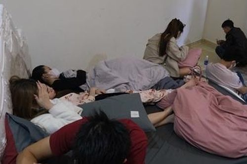 Bất chấp dịch bệnh, hai nhóm thanh niên vẫn điên cuồng bay lắc