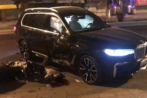 Lùi xe BMW ra khỏi nhà, va chạm khiến 1 người tử vong