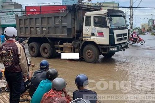 Nữ sinh lớp 12 tử vong thương tâm dưới gầm xe tải