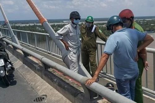 Phát hiện thư tuyệt mệnh gửi cơ quan chức năng và đôi dép nữ trên cầu Rạch Miễu