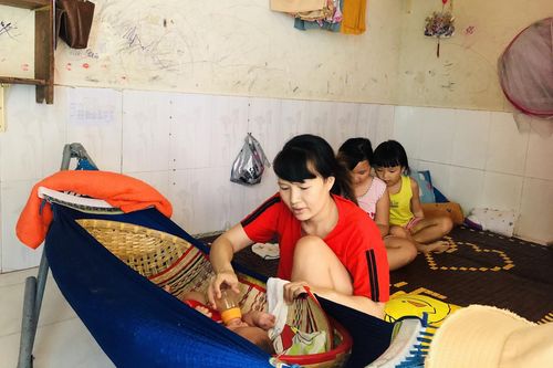 Nữ công nhân dằn lòng cắt bớt bữa ăn giữa tâm dịch Gò Vấp