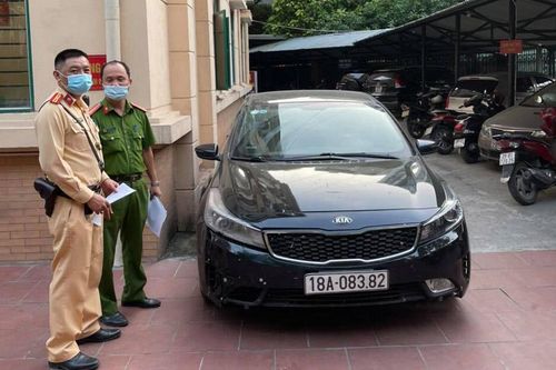 Phát hiện xe ô tô sử dụng tem kiểm định giả mua trên mạng