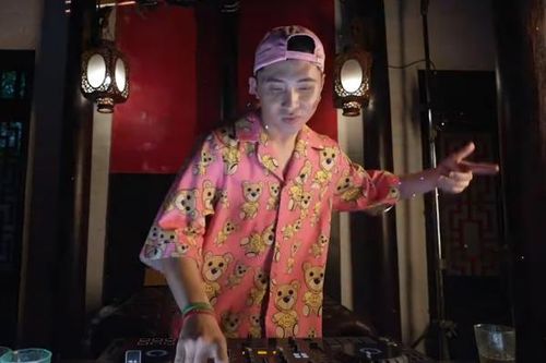 Học mót, 'vượt ải' định kiến thành DJ đình đám