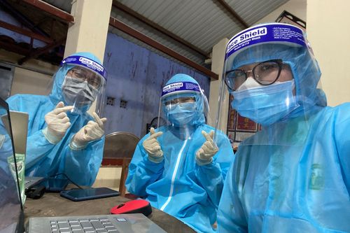 Dân Gò Vấp nhắn tình nguyện viên: 'Chú ý ăn uống, đừng để xỉu nghen'