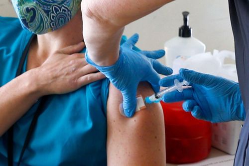 Nhóm người dễ gặp tác dụng phụ khi tiêm vaccine của Pfizer
