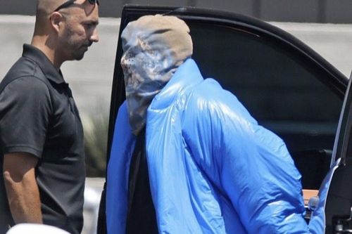 Kanye West trùm kín mặt, đi giày Nike trên phố