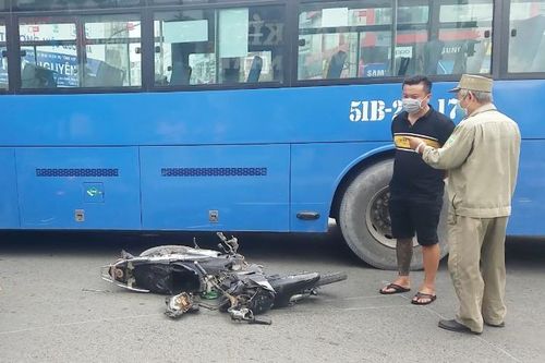 Bị cuốn vào gầm xe buýt ở TP.HCM, người đàn ông may mắn thoát chết