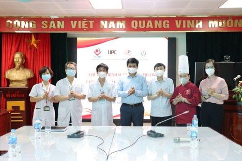 Hơn 300 'suất ăn yêu thương' mỗi ngày gửi tới y, bác sĩ tuyến đầu chống dịch