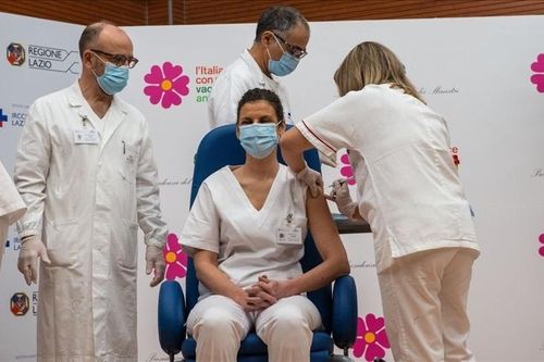 Italy đạt kỷ lục 600.000 lượt tiêm chủng vaccine ngừa Covid-19 mỗi ngày