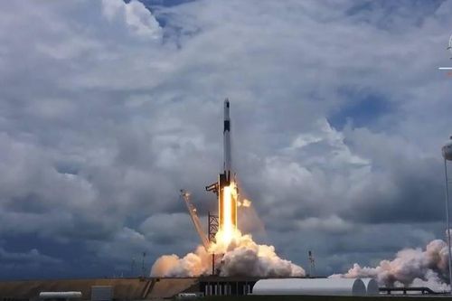 Tàu SpaceX Dragon mang theo tấm năng lượng mặt trời, lắp ghép thành công với Trạm vũ trụ quốc tế