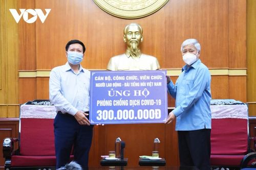 Đài Tiếng nói Việt Nam trao 300 triệu đồng ủng hộ Quỹ phòng, chống Covid-19