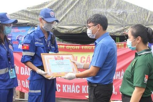 Thành đoàn TPHCM tri ân, tặng quà các lực lượng căng mình chống dịch