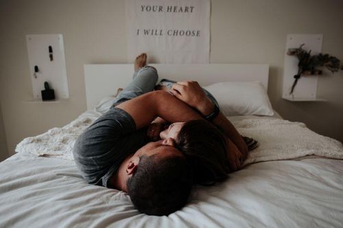 7 điều cặp đôi hạnh phúc hay làm trên giường ngủ