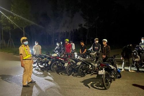 Cả trăm 'quái xế' tụ tập đua xe giữa mùa dịch ở Bình Dương