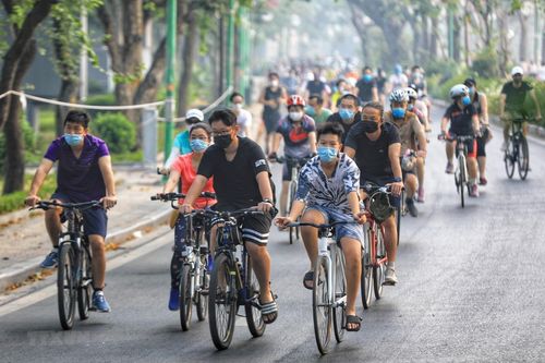 Cấm ở Hồ Gươm, người dân lại di chuyển đến Hồ Tây đạp xe, tập thể dục