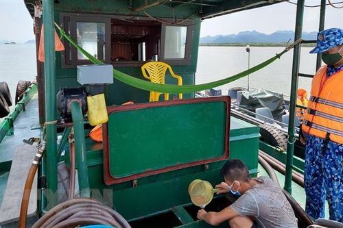 Cảnh sát biển tạm giữ 25.000 lít dầu DO không rõ nguồn gốc