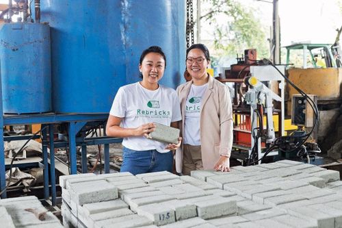 Đôi bạn Indonesia biến rác thải nhựa thành gạch lát đường