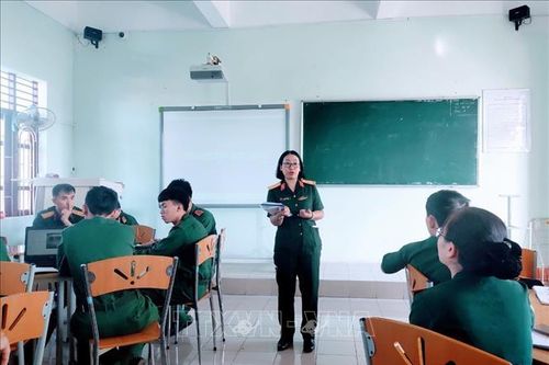 Nữ sĩ quan thông tin giỏi việc nước, đảm việc nhà